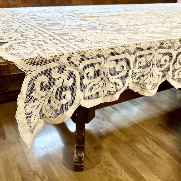 Beautiful Vintage Two Tone Lace Tablecloth  66x81" scalloped & lace edges - Picture 7 of 13